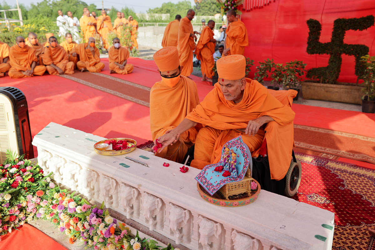 Swamishri showers flowers on the carved stone