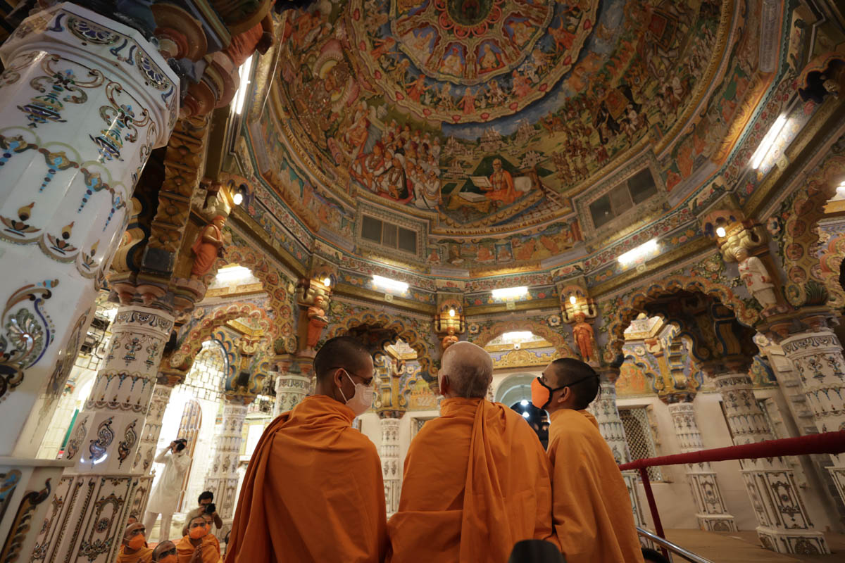 Swamishri observes mandir dome