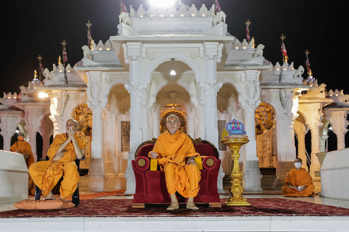 Swamishri and Pujya Viveksagar Swami during the assembly
