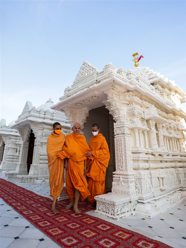 Swamishri arrives for Thakorji's darshan in the main mandir