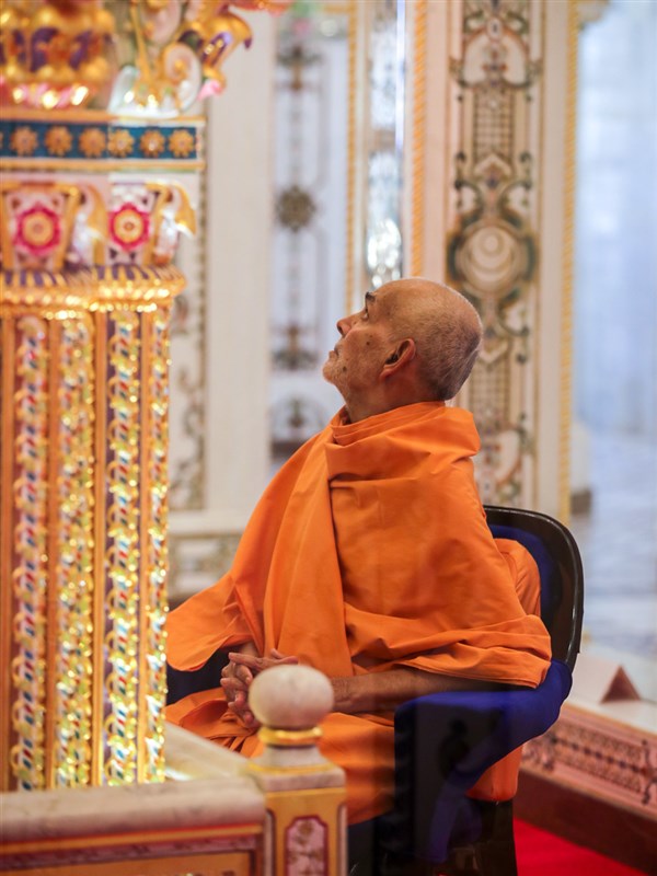 Swamishri observes the Akshar Deri dome