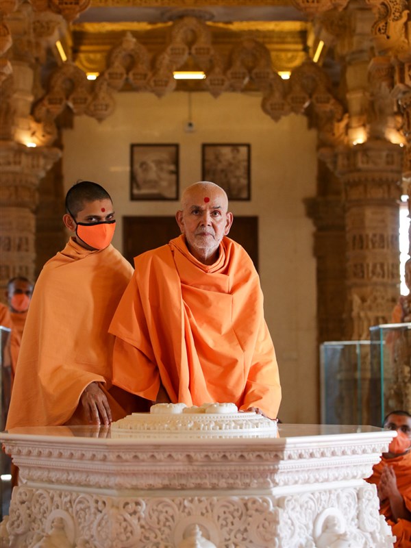 Swamishri arrives for darshan at Yogi Smruti Mandir