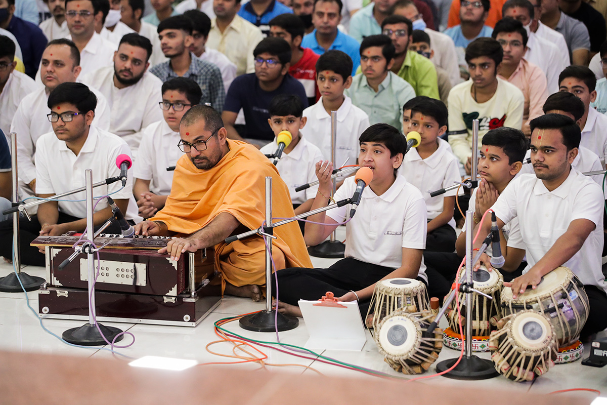 Students of Swaminarayan Vidyamandir, Gondal, sing kirtans in Swamishri's daily puja