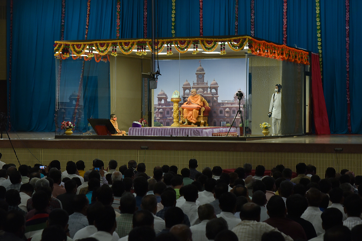 Swamishri during the evening Sunday assembly