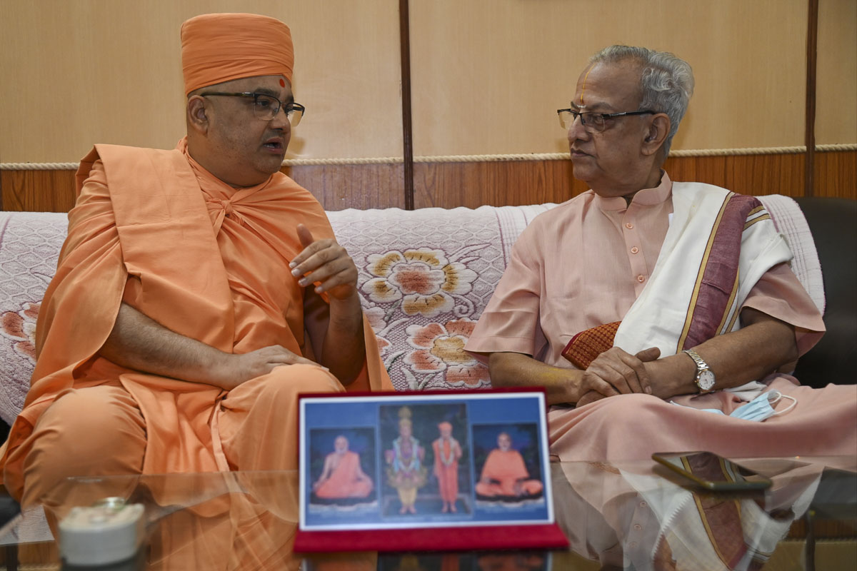 Sri N. Gopalaswami, University Chancellor in discussion with Bhadreshdas Swami