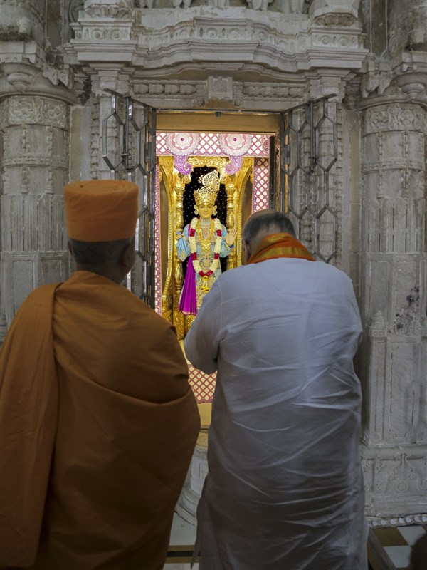 Shri Amit Shah doing darshan of Thakorji in the main mandir