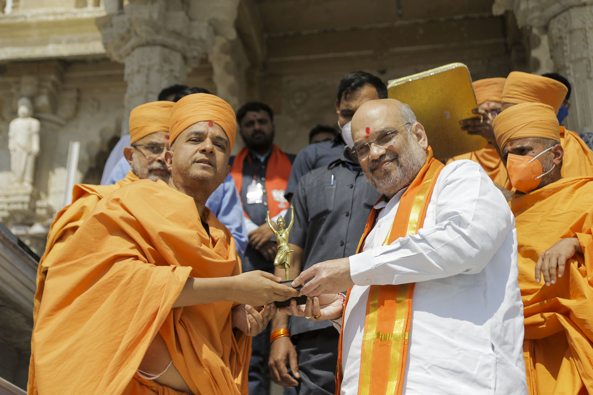 Brahmavihari Swami presents a memento to Shri Amit Shah