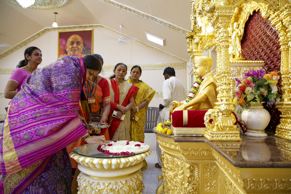 Smt. Sonalben Shah doing darshan at Pramukh Mandapam