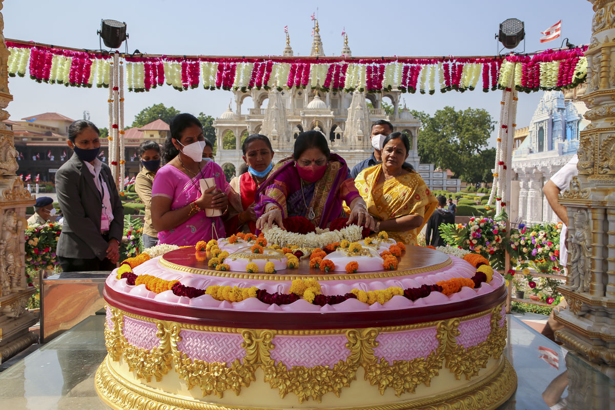 Smt. Sonalben Shah doing darshan at Pramukh Swami Maharaj's Samadhi Sthan
