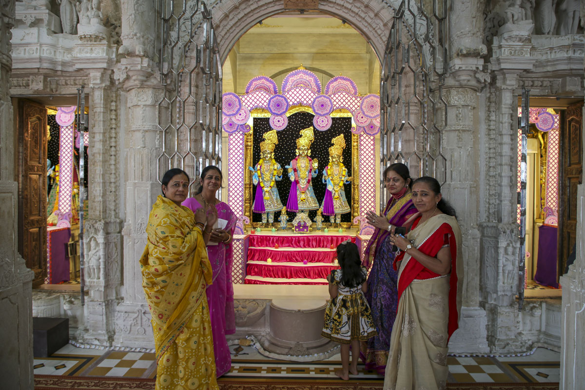 Smt. Sonalben Shah and dignitaries in the mandir