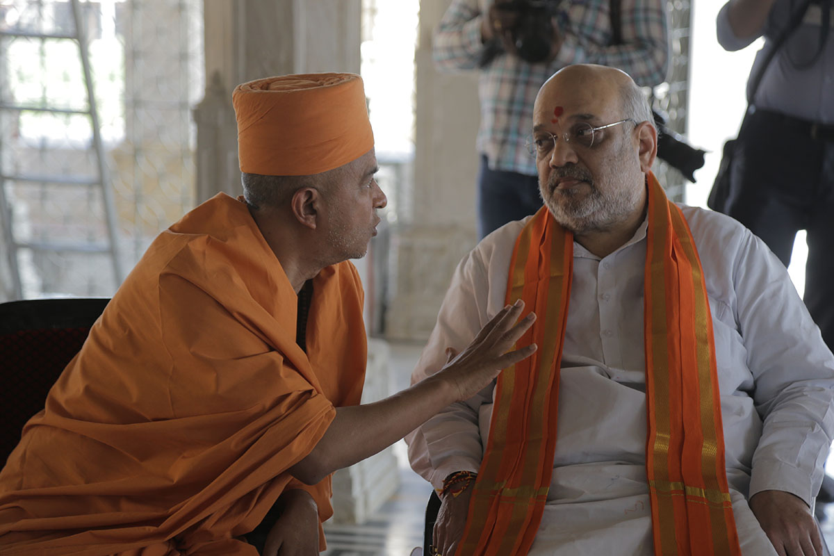 Shri Amit Shah and Brahmavihari Swami in discussion under the mandir dome