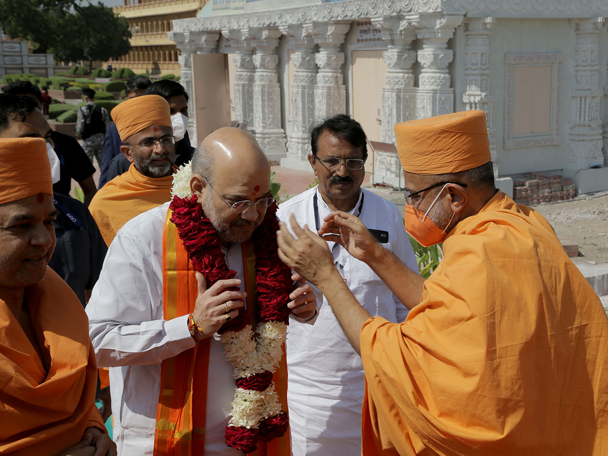 Gnaneshwar Swami welcomes Shri Amit Shah with a garland