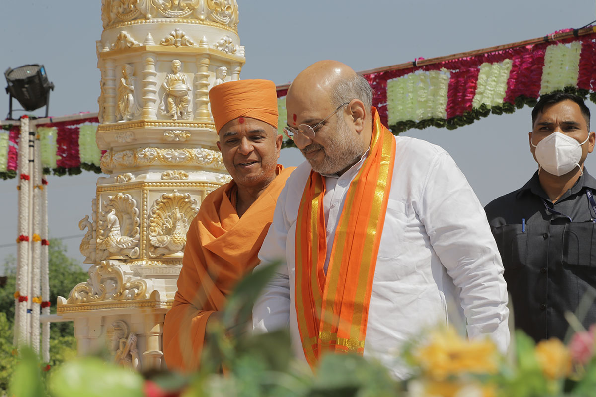 Shri Amit Shah performed five pradakshina of Pramukh Swami Maharaj's Samadhi Sthan