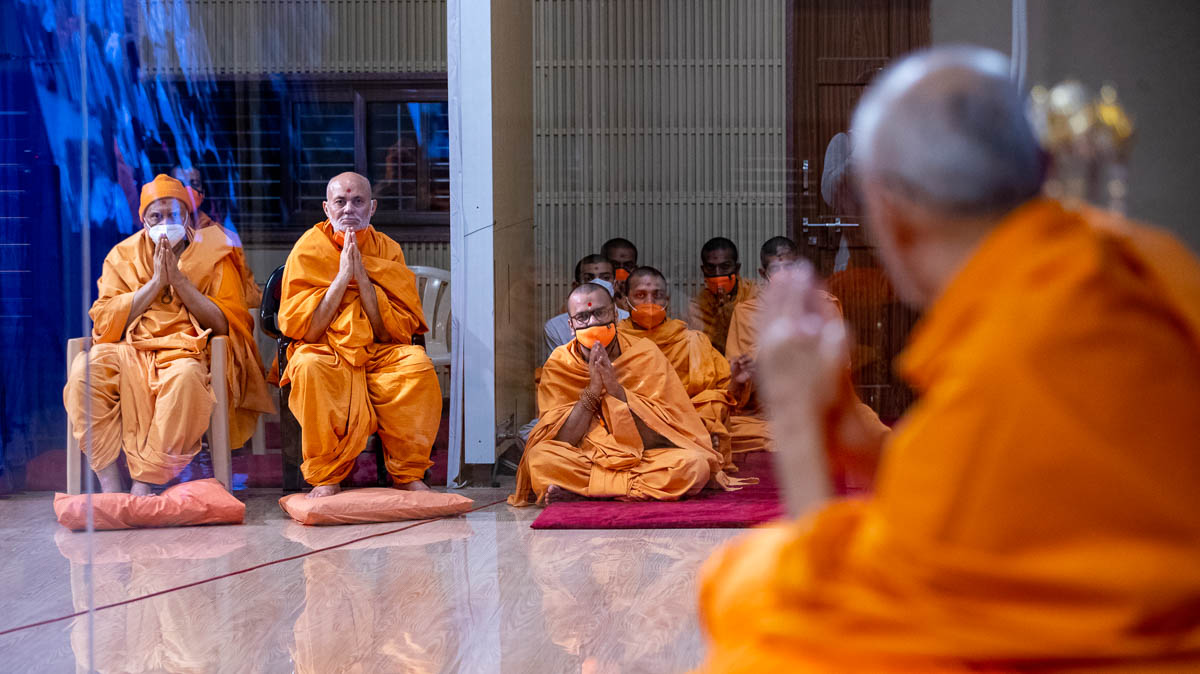 Pujya Viveksagar Swami, Atmaswarup Swami and sadhus doing darshan of Swamishri