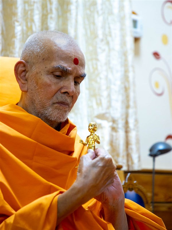 Swamishri engrossed in darshan of Aksharbrahma Gunatitanand Swami