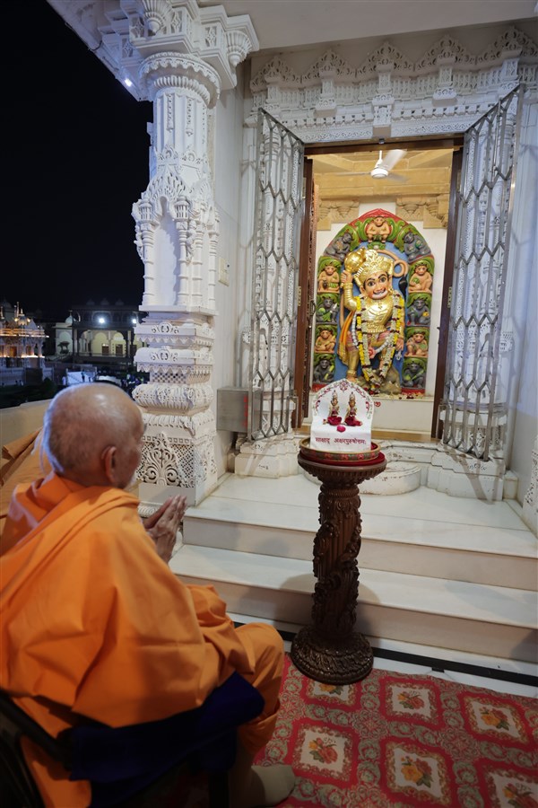 Swamishri engrossed in darshan of Shri Hanumanji on the auspicious day of Kali Chaudas