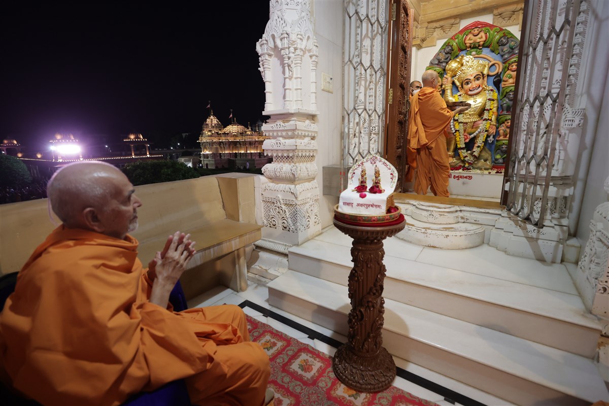 Pujya Viveksagar Swami offers thal to Shri Hanumanji