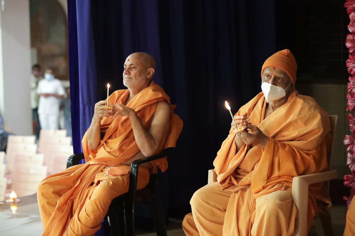 Pujya Viveksagar Swami and Atmaswarup Swami perform the arti