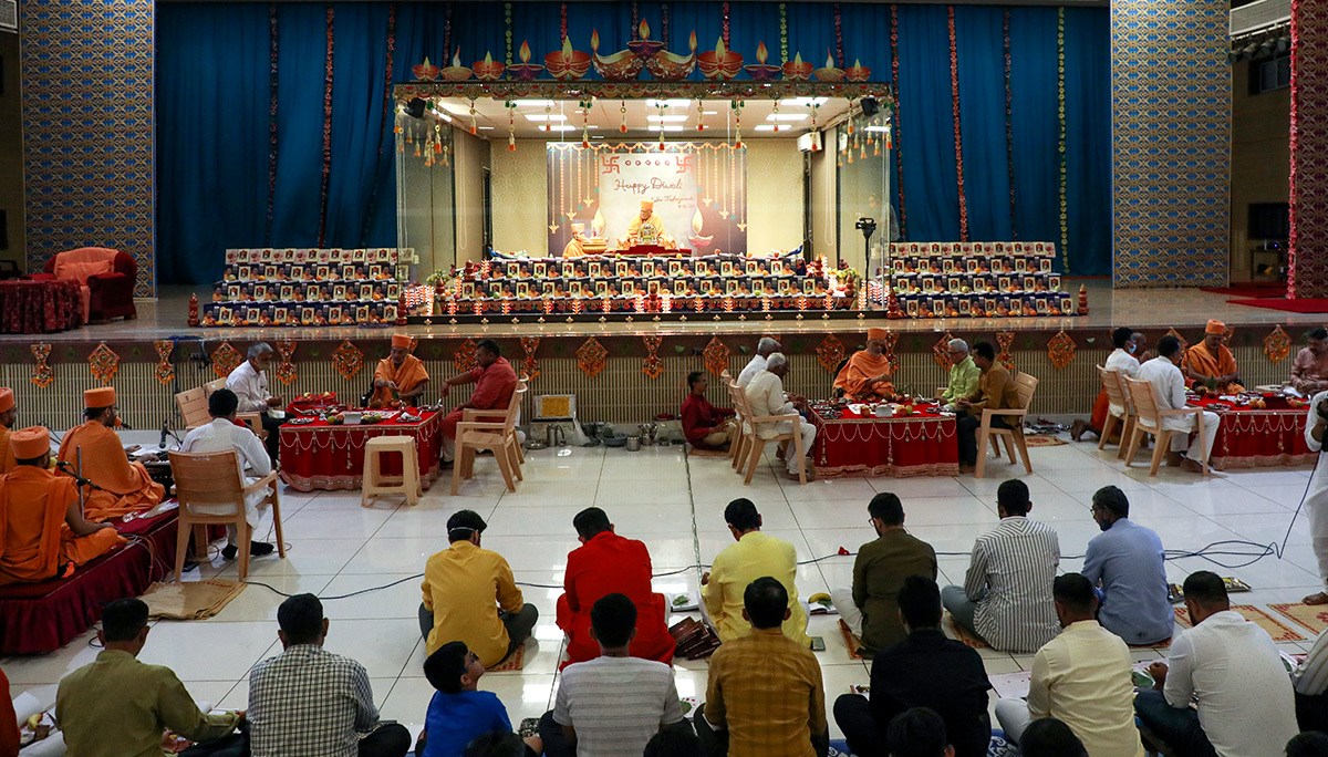 Atmaswarup Swami performs Chopda Pujan mahapuja rituals