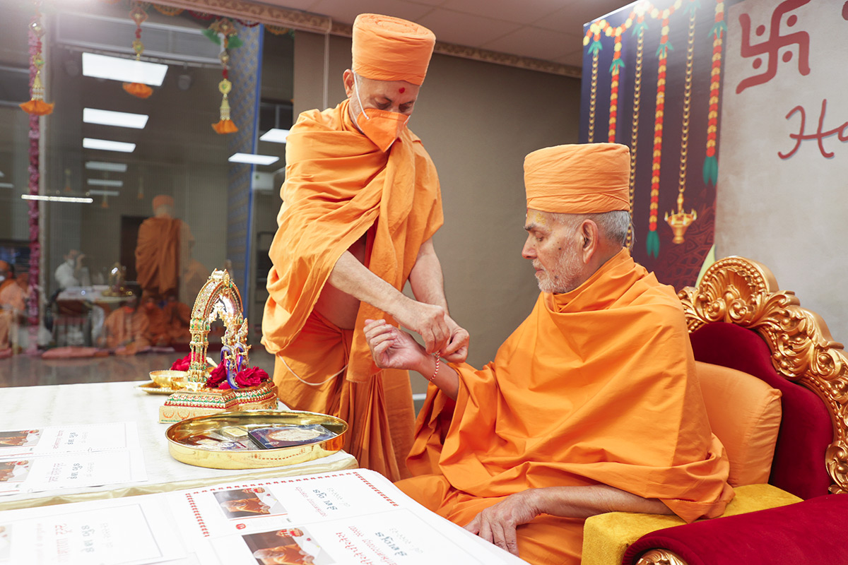 Pujya Viveksagar Swami ties a nadachhadi to Swamishri