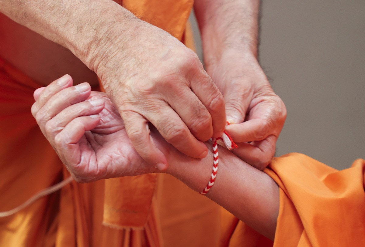 Pujya Viveksagar Swami ties a nadachhadi to Swamishri