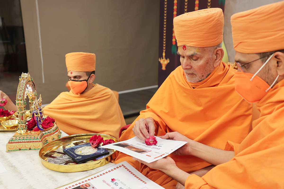 Swamishri performs the Chopda Pujan rituals