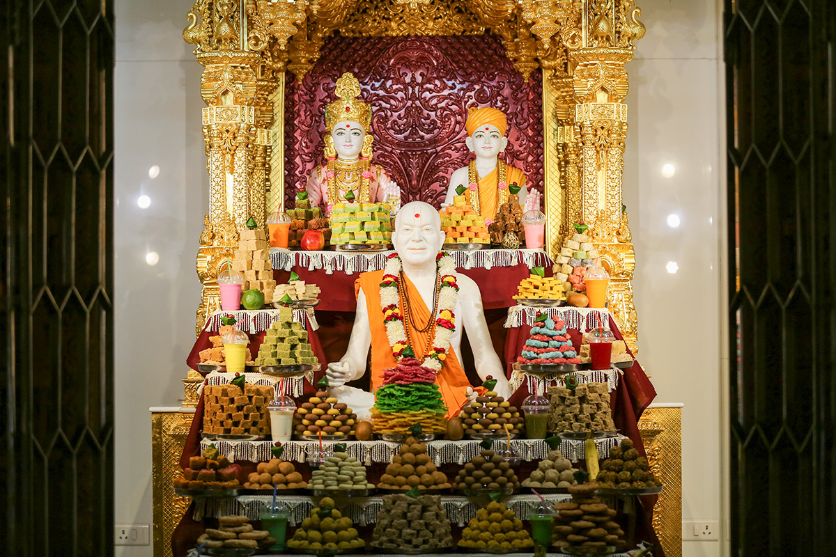 Shri Akshar-Purushottam Maharaj and Brahmaswarup Yogiji Maharaj