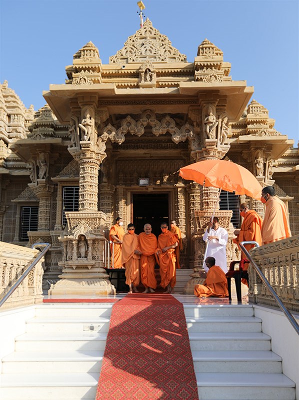 Swamishri after darshan at Yogi Smruti Mandir