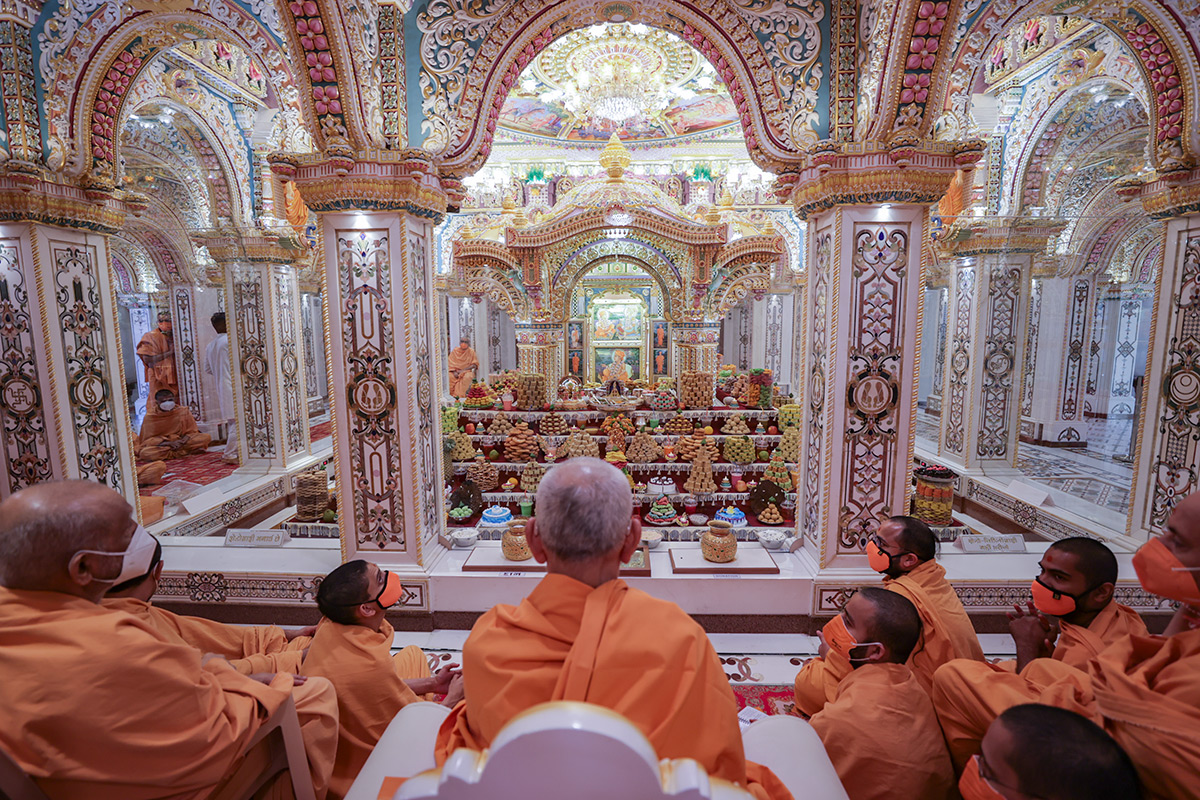 Swamishri doing darshan of annakut offered to Thakorji at Aksharderi