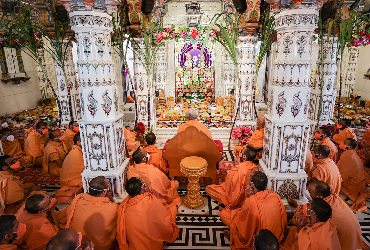 Swamishri doing darshan of annakut offered to Thakorji