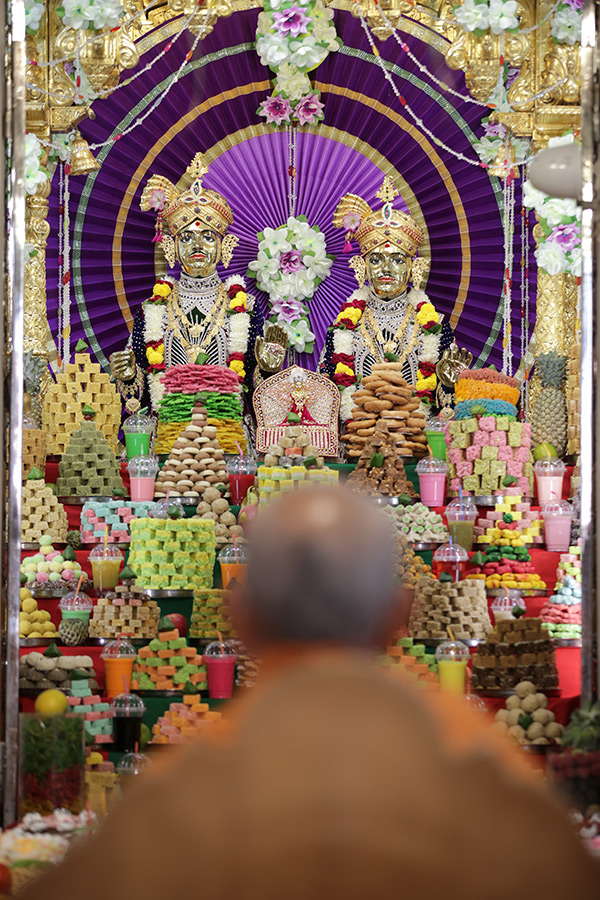 Swamishri doing darshan of annakut offered to Shri Akshar-Purushottam Maharaj
