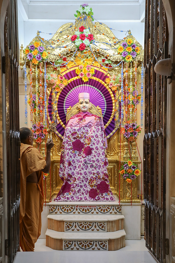 Magla arti darshan, Shri Ghanshyam Maharaj, BAPS Shri Swaminarayan Mandir, Gondal
