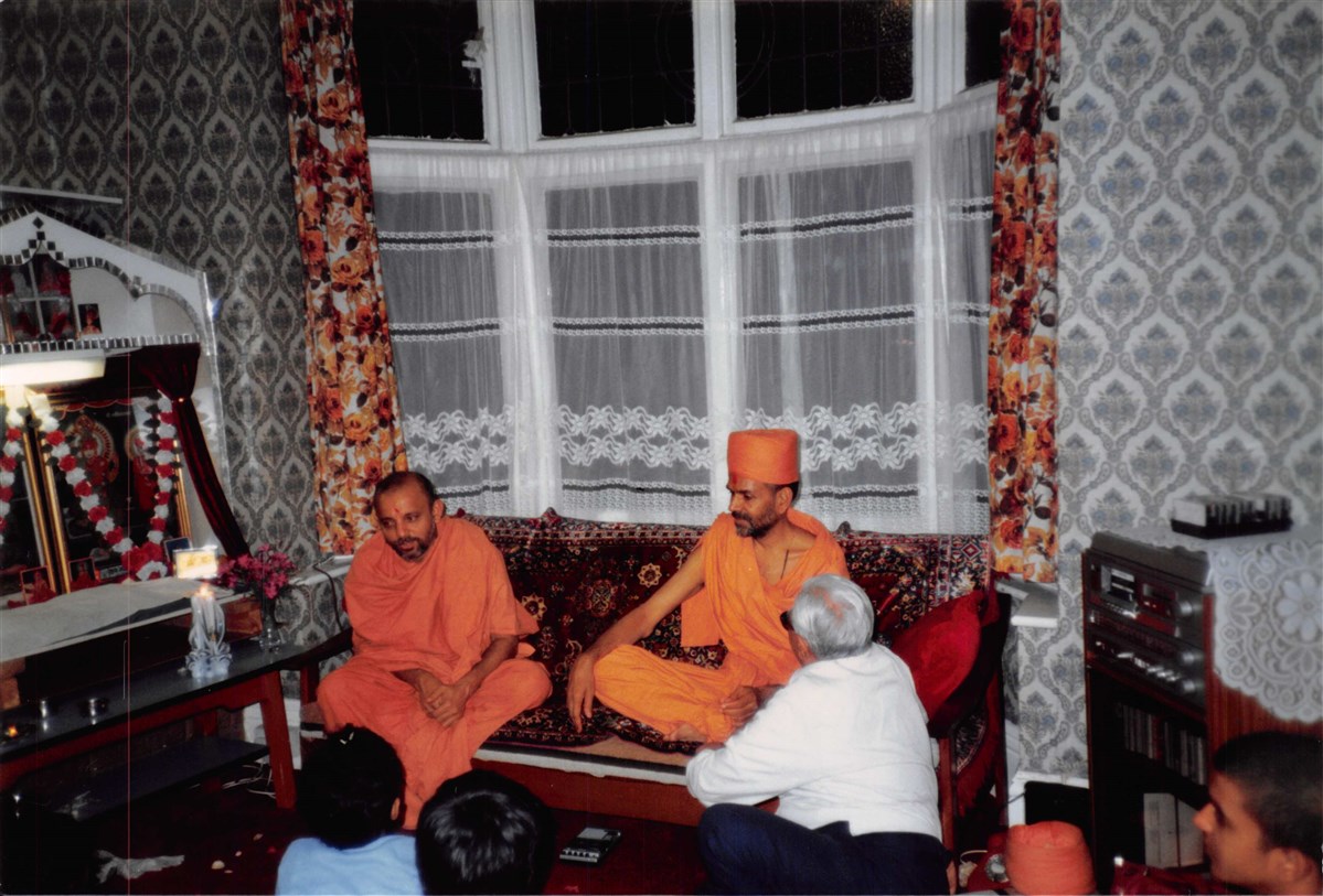 Mahant Swami and sant mandal visited Birmingham in 1986, while on their research tour of the UK and Europe for Swaminarayan Akshardham in Gandhinagar, India