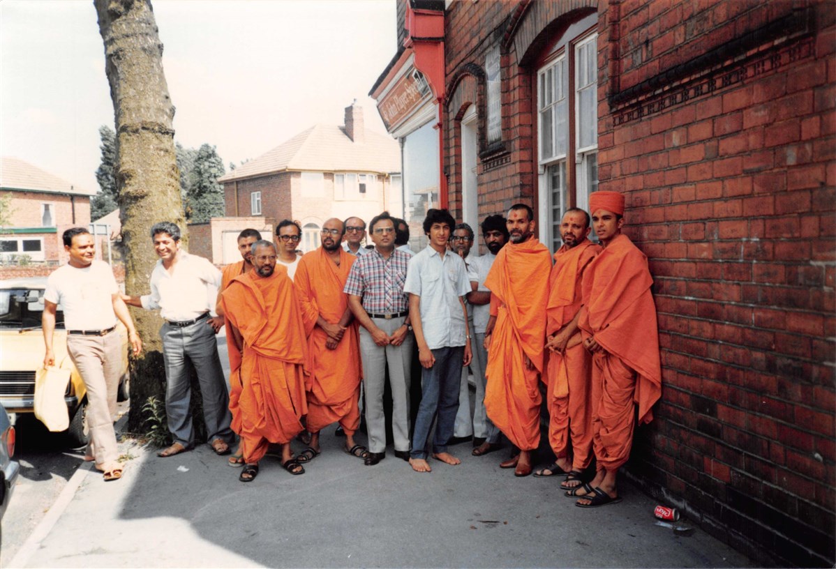 Mahant Swami blessed several devotees’ homes during his visit in 1986