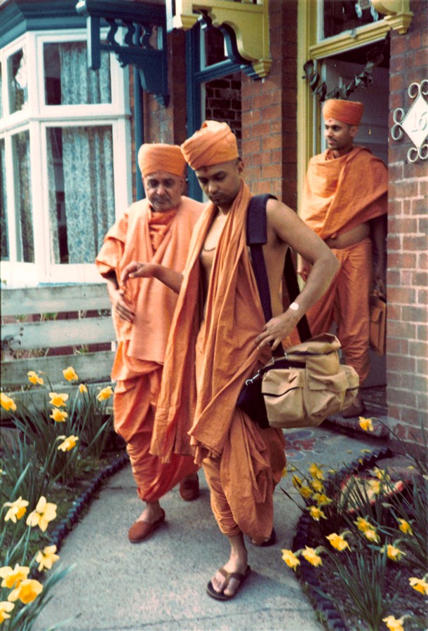 After visiting in 1980, his third isit, Pramukh Swami Maharaj’s grace Birmingham again, for the fourth time, in 1982, when he blessed several devotees’ homes