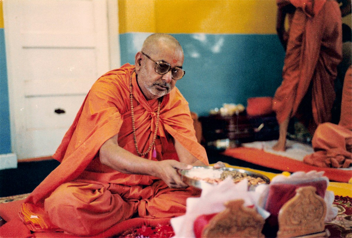 Pramukh Swami Maharaj performing his morning puja in Birmingham, in 1982