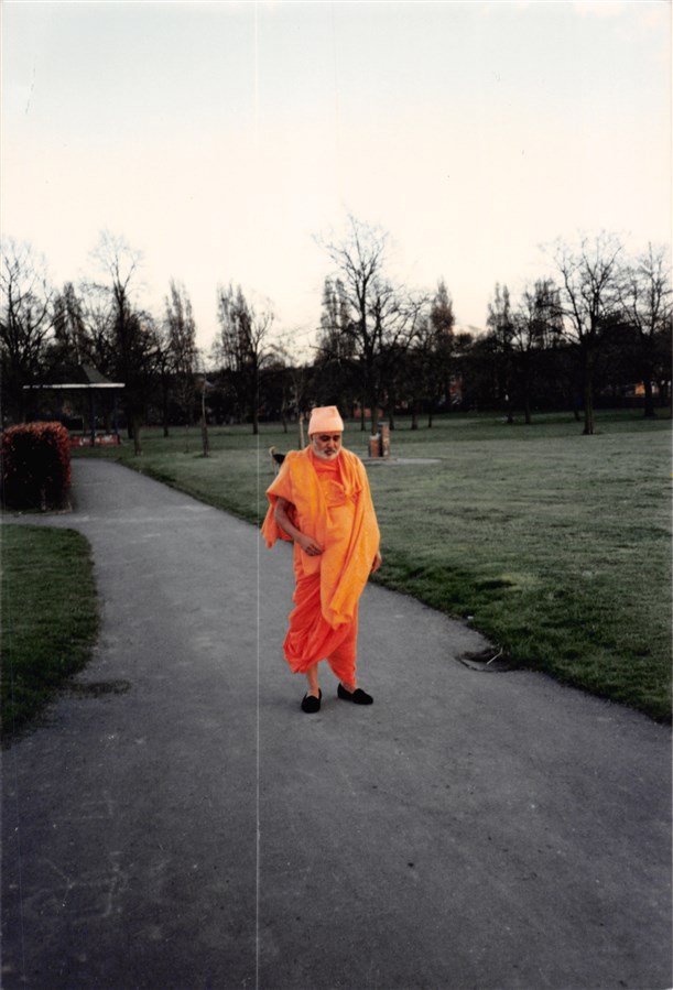 Pramukh Swami Maharaj walking in a local park during his visit to Birmingham in 1988