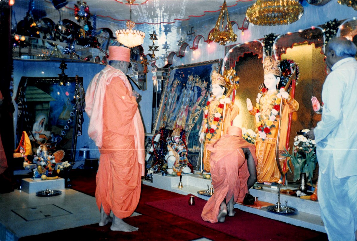 Pramukh Swami Maharaj at Shri Ram Mandir during his visit in 1988