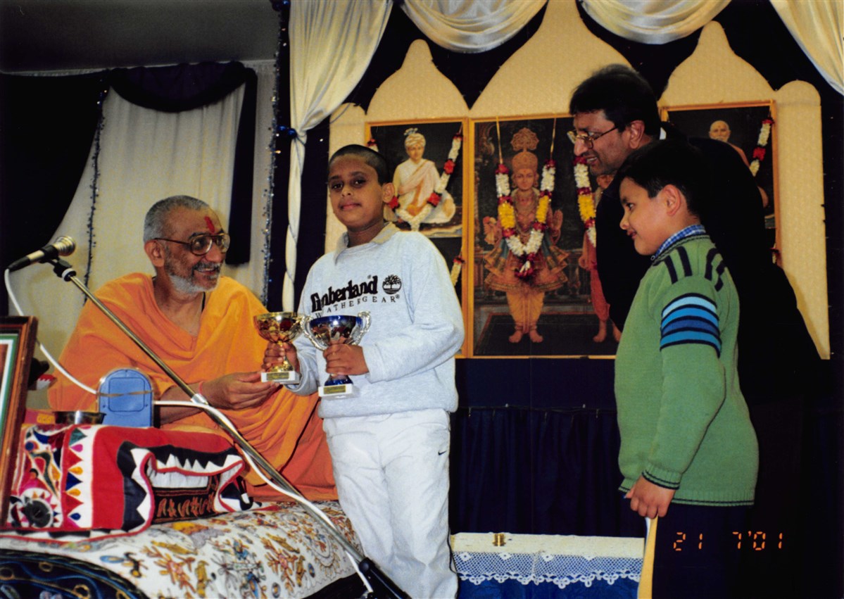 Atmaswarupdas Swami presented prizes to participants after a children’s parayan at the Satsang Bhavan in 2001