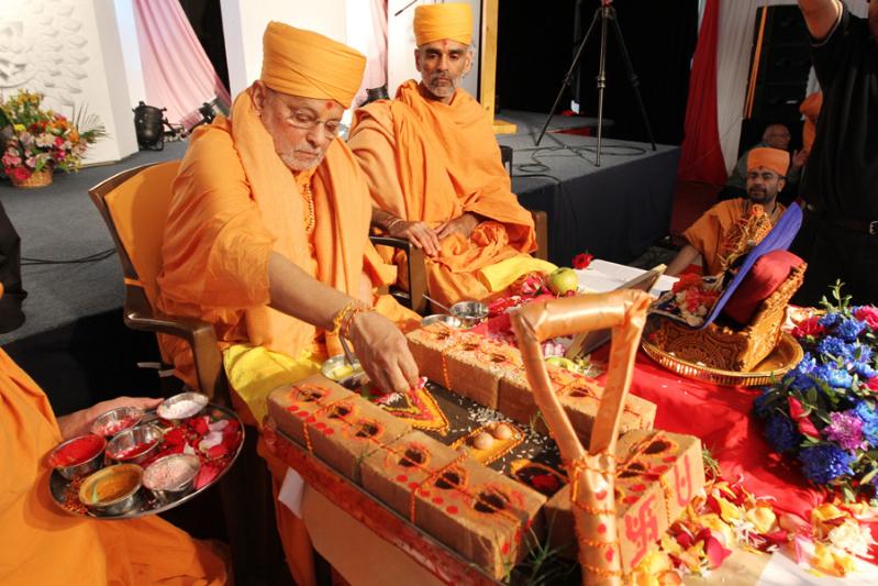 In 2011, Sadguru Pujya Ishwarcharandas Swami performed the bhumi pujan ceremony of the new mandir on Pitmaston Road