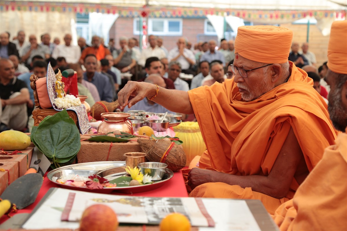 On behalf of Pramukh Swami Maharaj, Sadguru Pujya Kothari Swami performed the ground-breaking ceremony at the Pitmaston Road site in Birmingham, on 5 June 2016