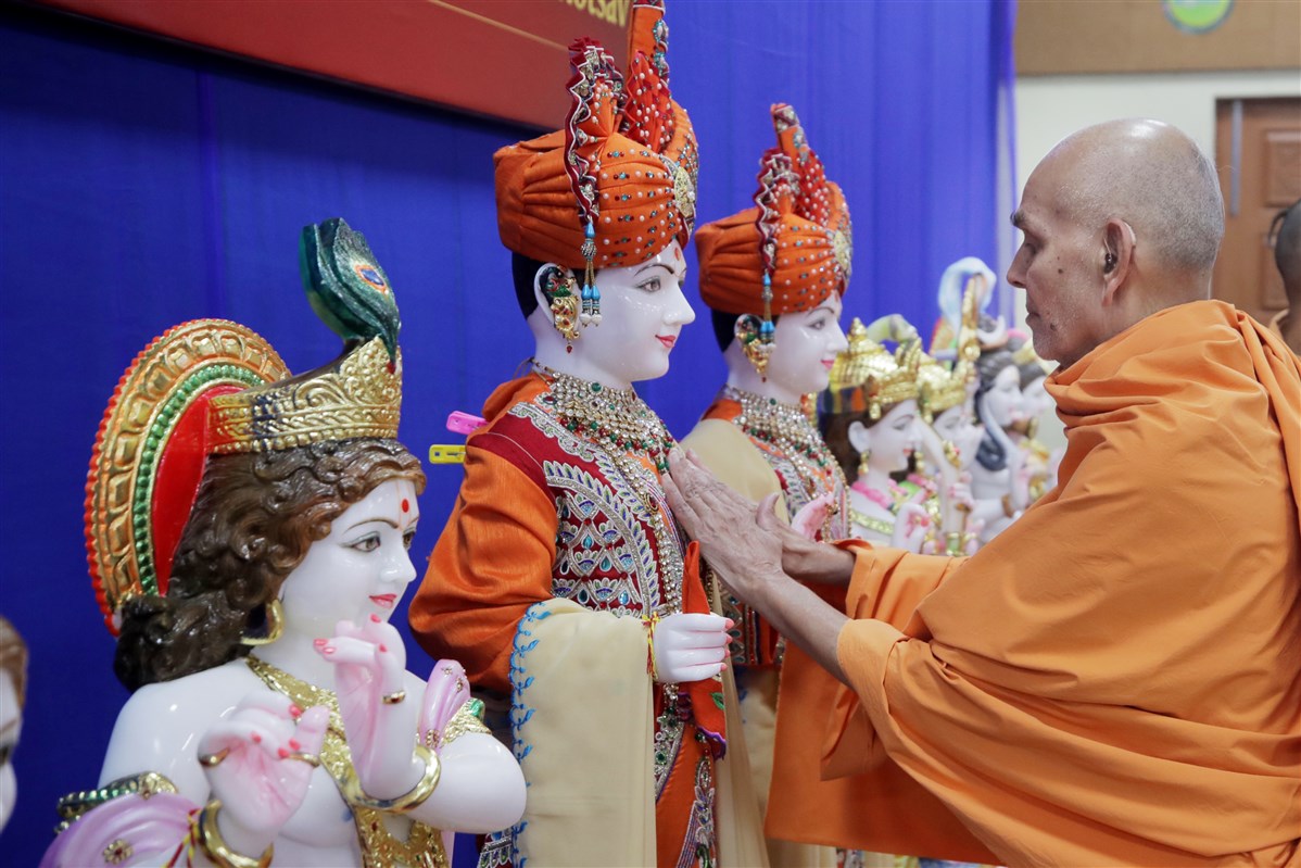 Mahant Swami Maharaj performed the pratishtha ceremony of the murtis for the new mandir, in Nenpur, India, on 31 December 2020