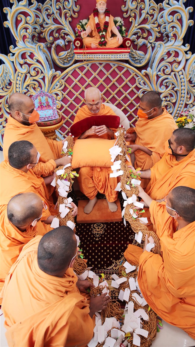 Swamis offered a decorative garland of rosaries to Mahant Swami Maharaj prepared by devotees of Birmingham