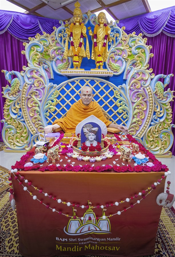Mahant Swami Maharaj inaugurated the Mandir Mahotsav festivities during his morning puja in Sarangpur, India, on 23 October 2021