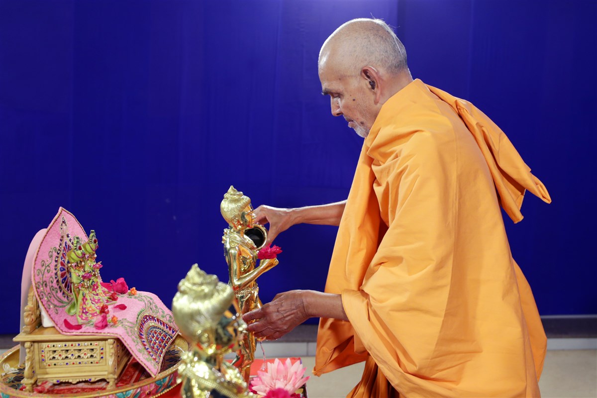 Mahant Swami Maharaj performed the abhishek and arti of the Nilkanth Varni Maharaj murti for the new mandir, in Nenpur, India, on 4 April 2021