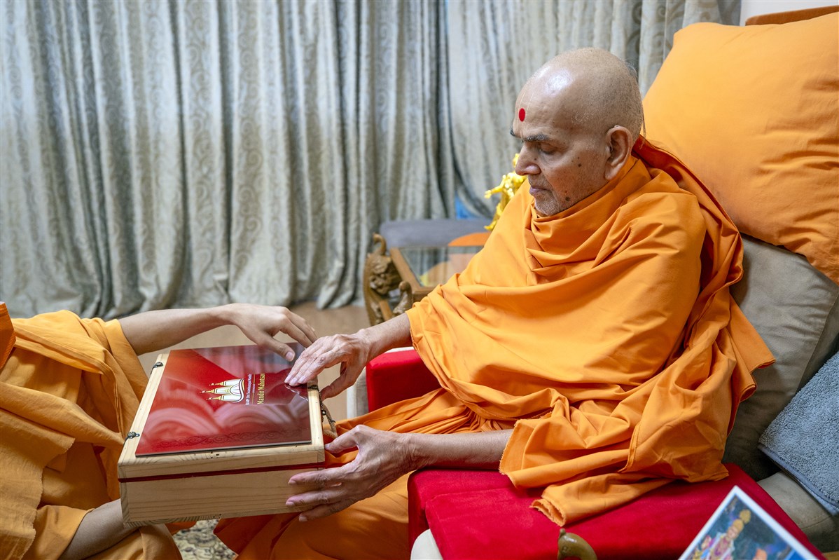Swamishri blesses devotional gift box offered by Birmingham Satsang Mandal