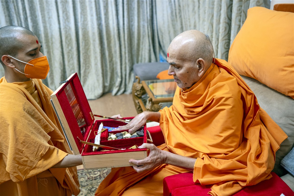 Swamishri blesses devotional gift box offered by Birmingham Satsang Mandal