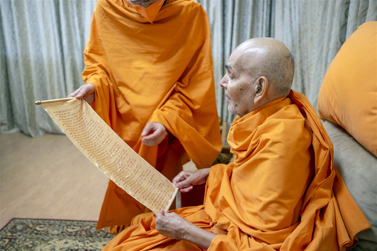 Swamishri reads devotional prayer from Birmingham Satsang Mandal