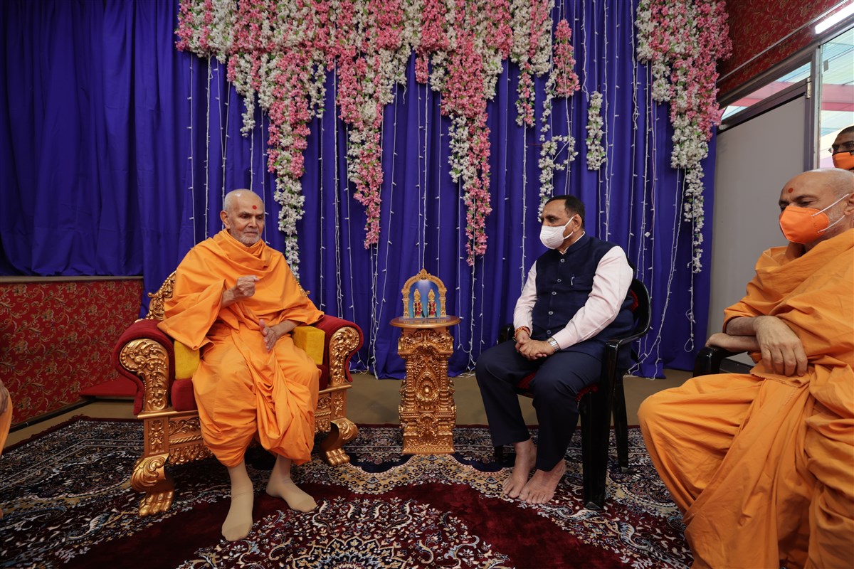 Swamishri in conversation with Shri Vijaybhai Rupani