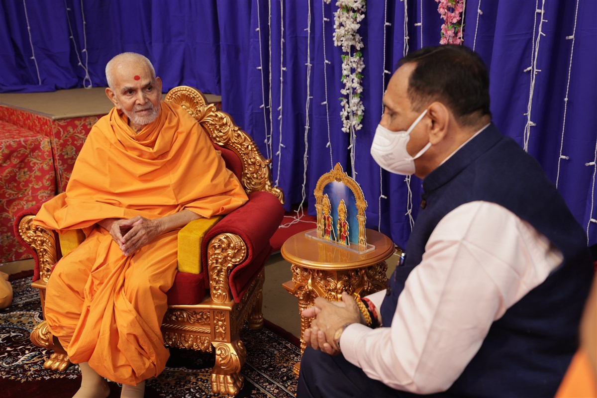 Swamishri in conversation with Shri Vijaybhai Rupani